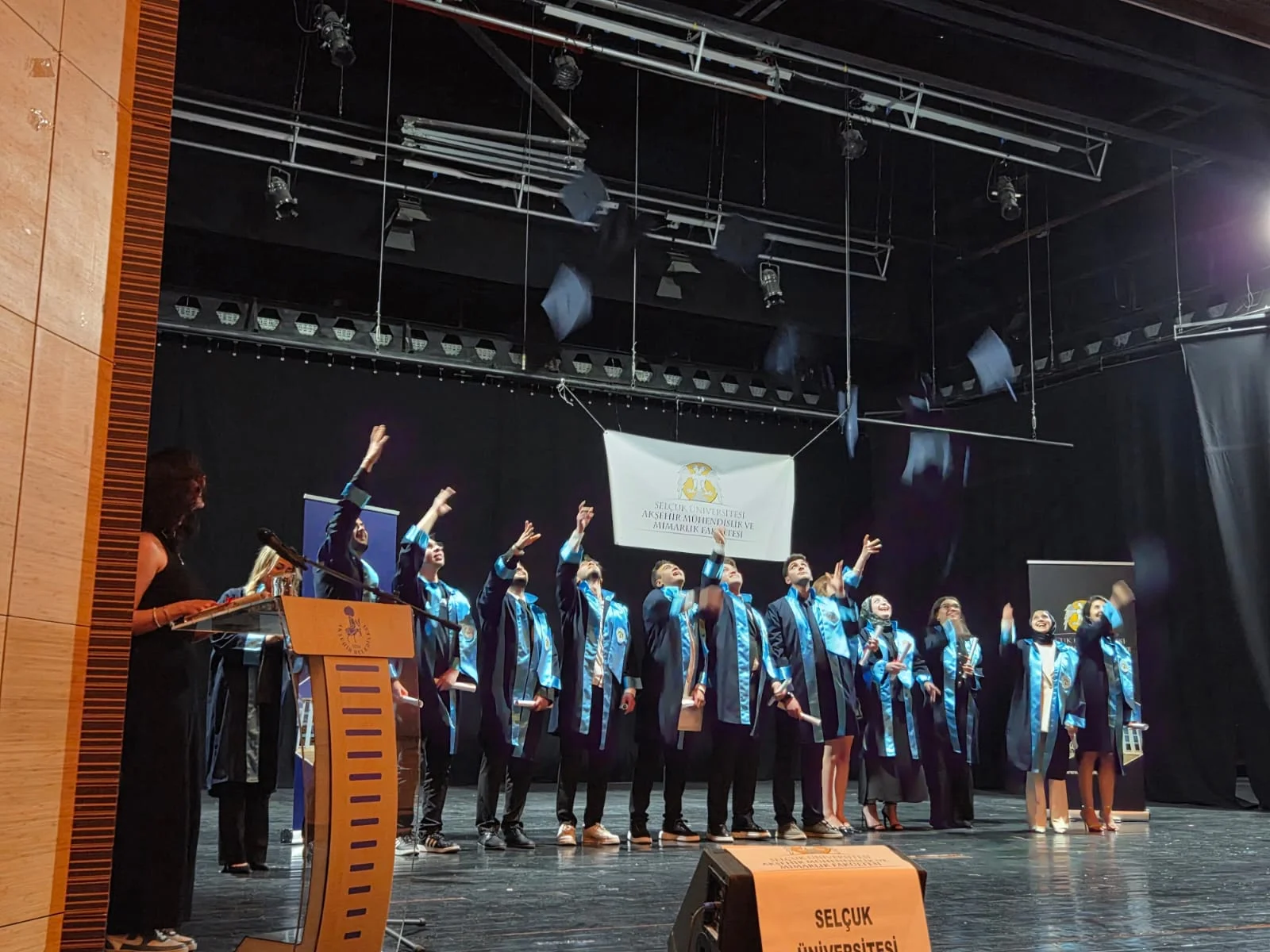 Akşehir Mühendislik ve Mimarlık Fakültesi’nde Mezuniyet Coşkusu